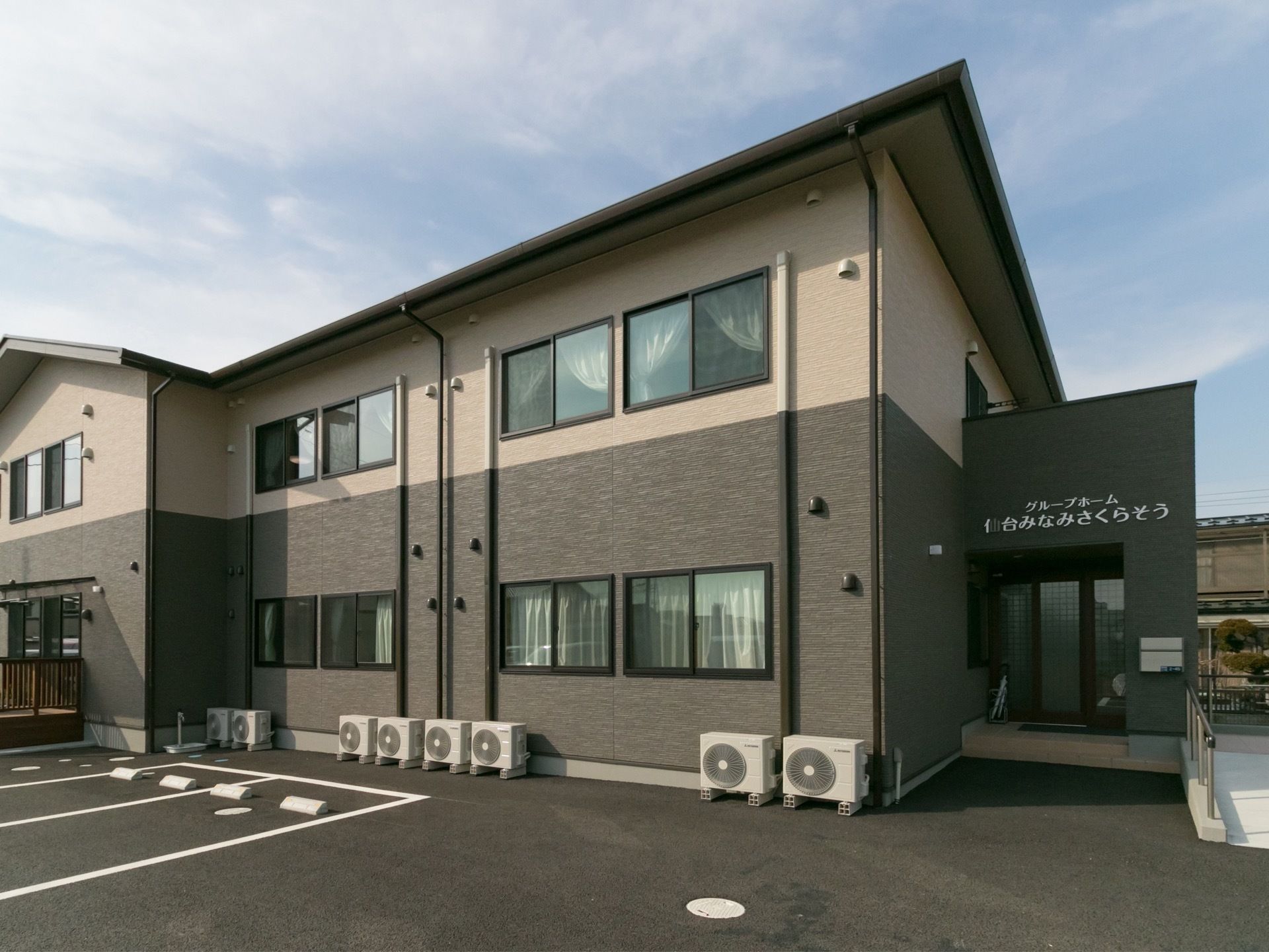 施設は、２階建ての建物である。１階にウッドデッキ、２階にオープンテラスが設けられている。駐車場が建物前にある。