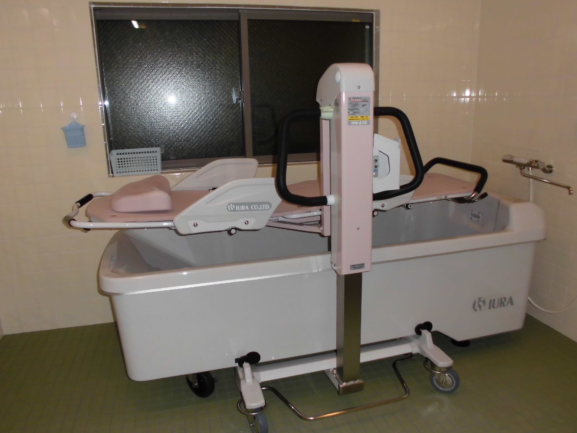 介護用の入浴機器が設置された浴室