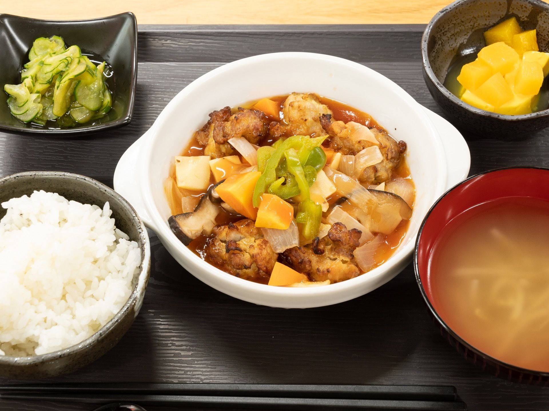 食事は、白米、味噌汁、メインのおかず、小鉢、フルーツが配膳されている。栄養のみならず、見た目の彩りにも工夫が凝らされている。