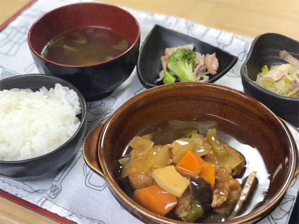 ごはんと味噌汁がセットになったメニュー