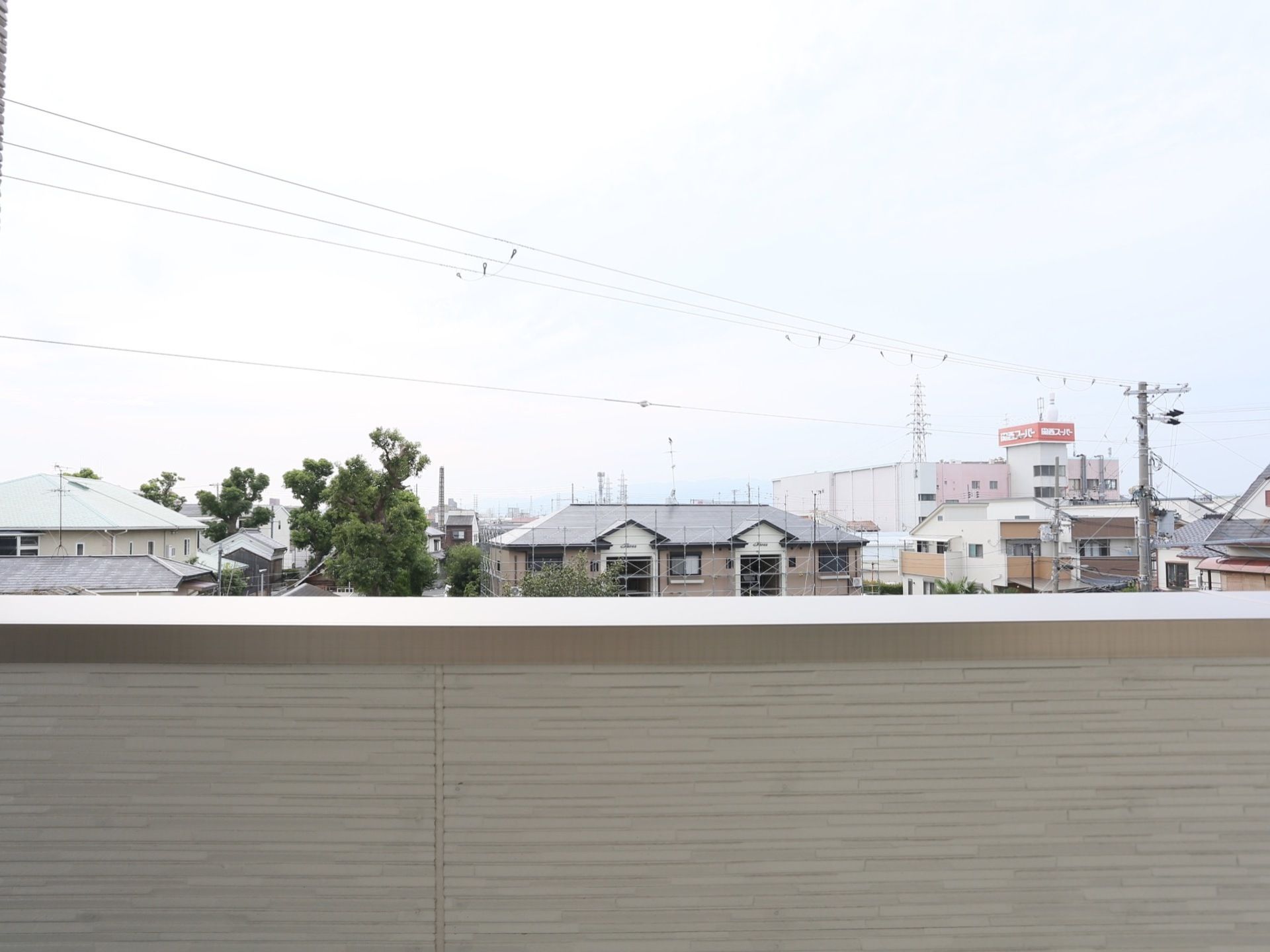 居室のベランダからは周辺の景色が一望できる。施設は住宅街にあり、日を遮るような高い建物もないので日当たりは良好。