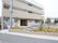 ３階建ての施設には、居室が30室ある。ベージュ系の落ち着いた外観である。駐車場が複数あり、エントランスの近くには飲み物の自動販売機がある。