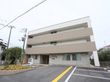 施設は３階建てであり、周囲には高い建物はない。駐車場から建物へのアプローチは段差のない構造となっている。