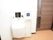 トイレの入口脇にはオストメイト対応のマルチパックが設置されている。器具の前面には鏡が取り付けられている。