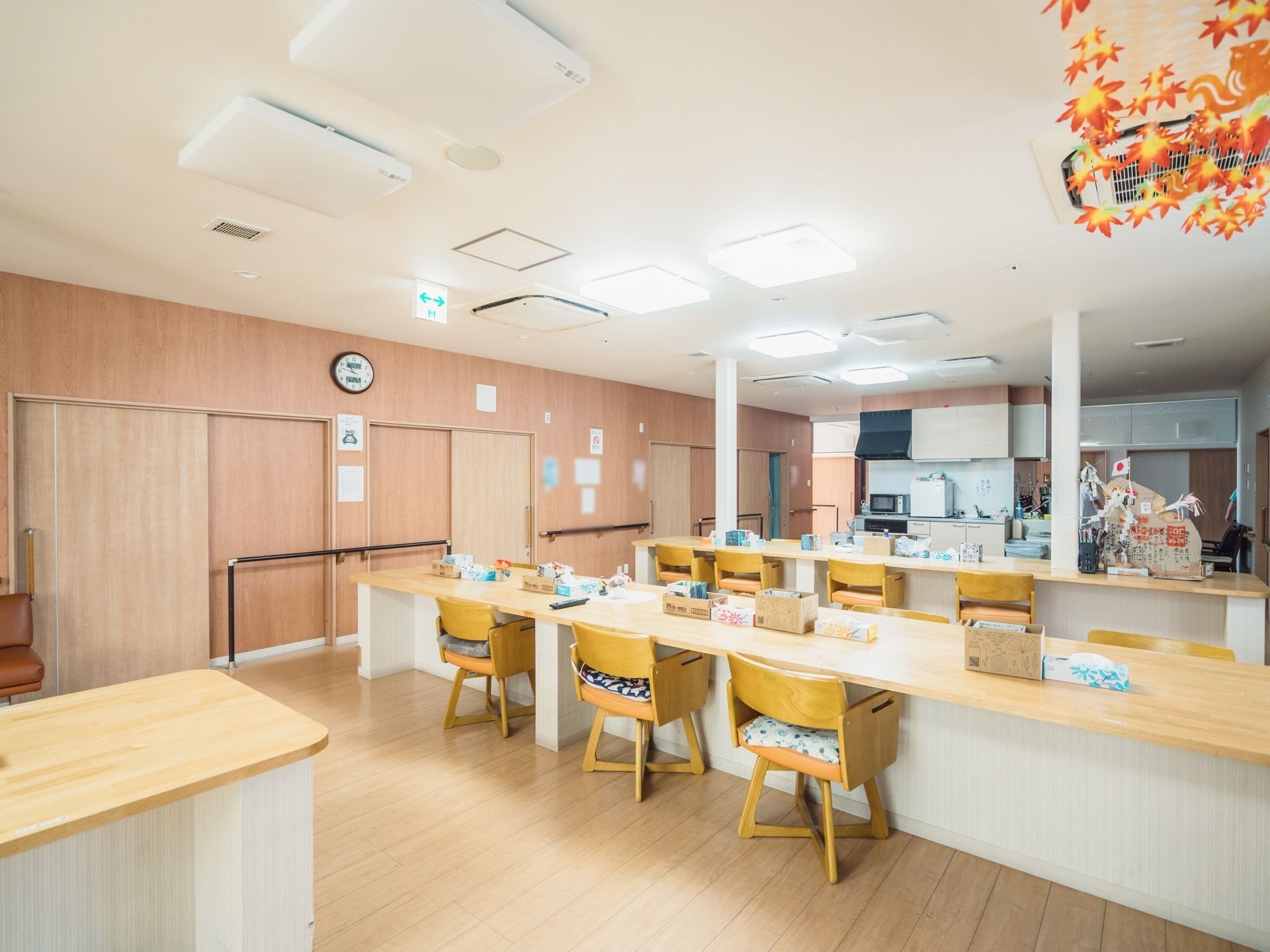 お洒落なカフェのような雰囲気のある食堂である。ユニークなダイニングテーブルやひじ掛け付きの椅子が完備されている。