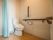 広々とした開放感のあるトイレである。手すりや非常呼び出しブザーが完備されている。カーテンで仕切られている。