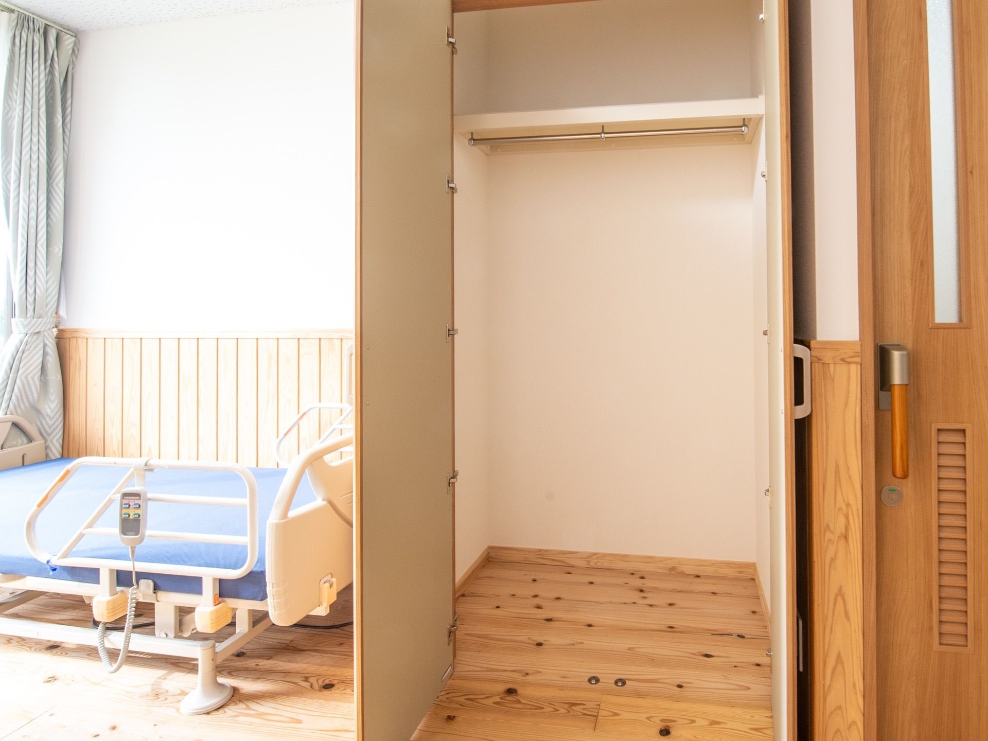 居室の収納部分は広くなっている。ハンガーをかけることができるポールが取りつけられており、床には段差が一切ない。