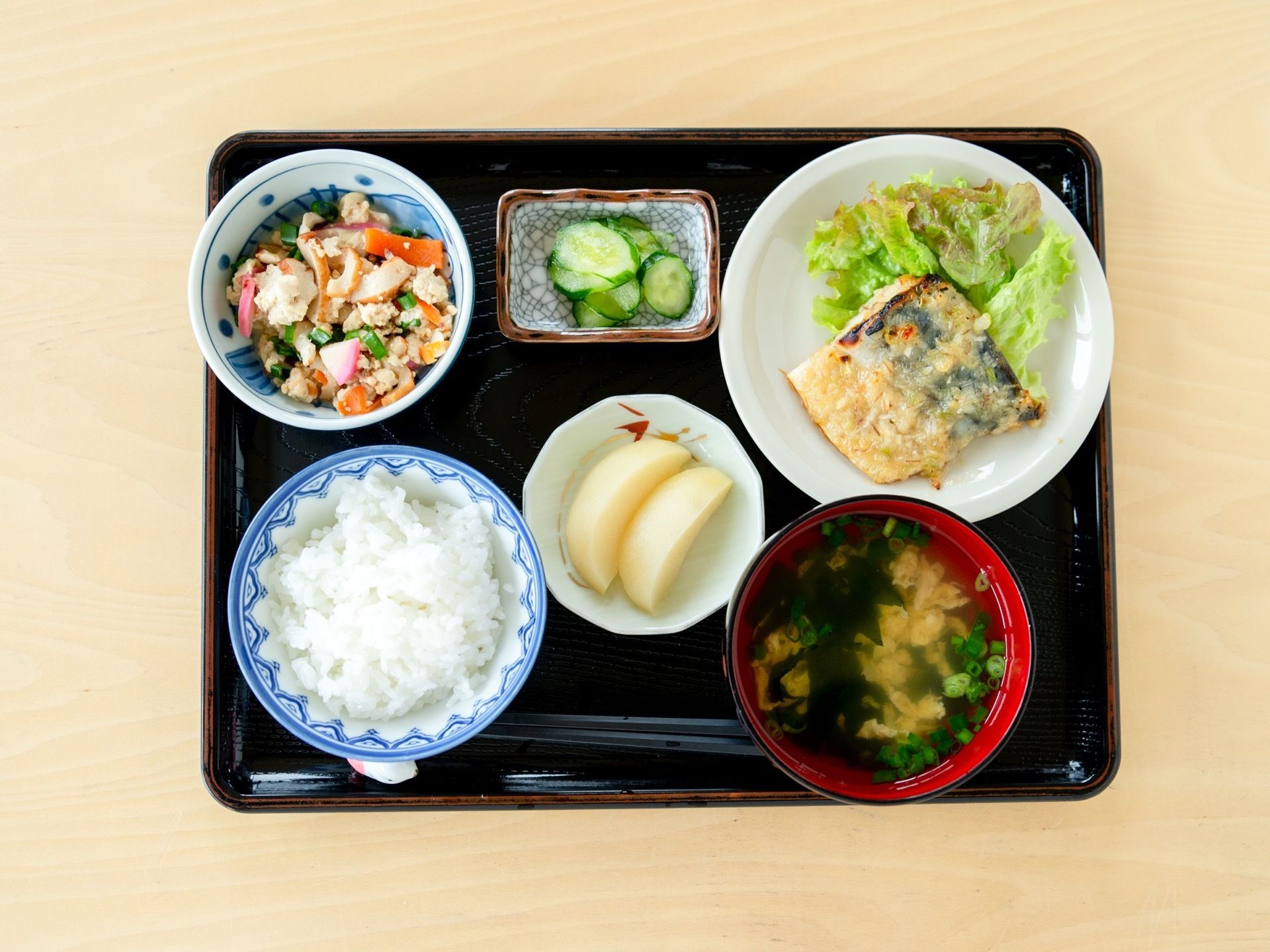 毎日栄養満点の食事を用意している。この日は魚をメインに味噌汁やサラダ、フルーツなどが用意され美味しそうな食事となっている。
