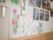 施設の壁には写真や入居者様が描いた絵、塗り絵などが飾られている。手を動かすことで、リハビリにもなる。