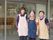 エプロンと三角巾をつけた３人のスタッフ。入居者様の生活をサポートしたり、毎日の美味しいご飯を作ったりしている。