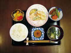 天ぷら盛り合わせと野菜の煮物、ごはんと味噌汁にフルーツポンチのついた献立