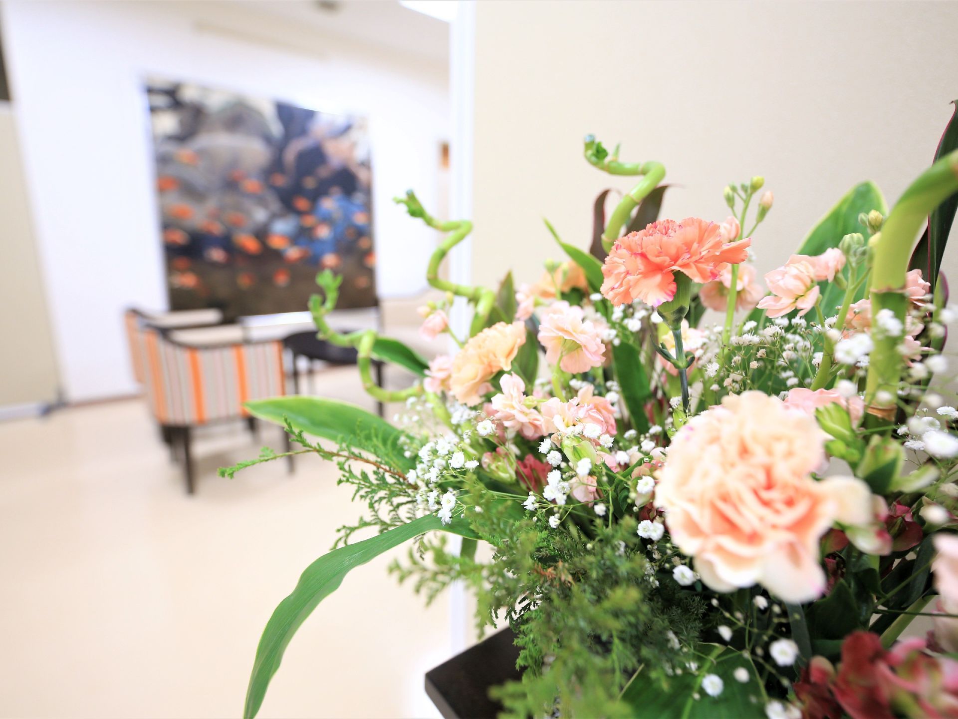 カーネーションをメインとしたフラワーアレンジメントが施設に飾られている。ほかにも多くの花が飾られていて、華やかな雰囲気である。