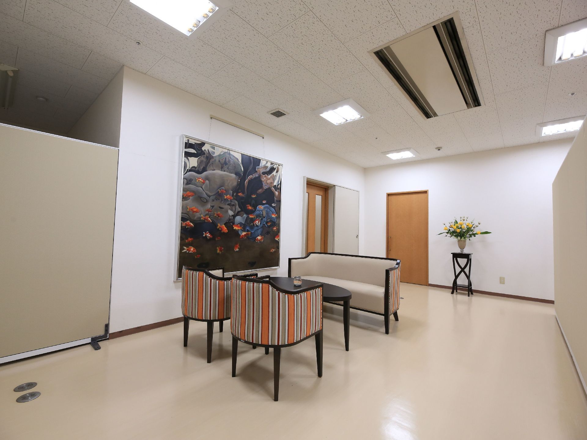 大きな絵画やお花が飾られた談話スペースである。椅子に座ってゆったりと会話をしていただけるよう、テーブルも置かれている。