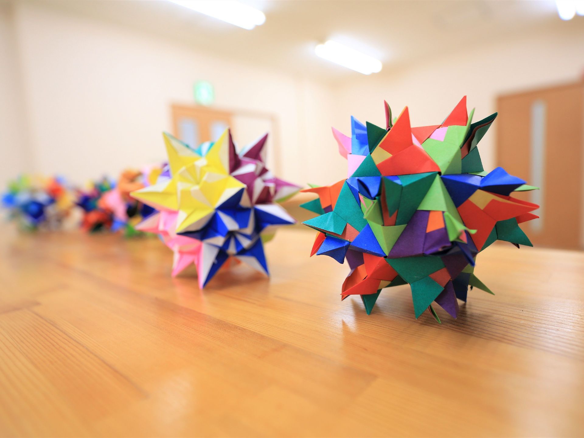 折り紙で作られた小さなパーツを組み合わせてできているトゲトゲの作品が、棚の上にいくつも飾られている。