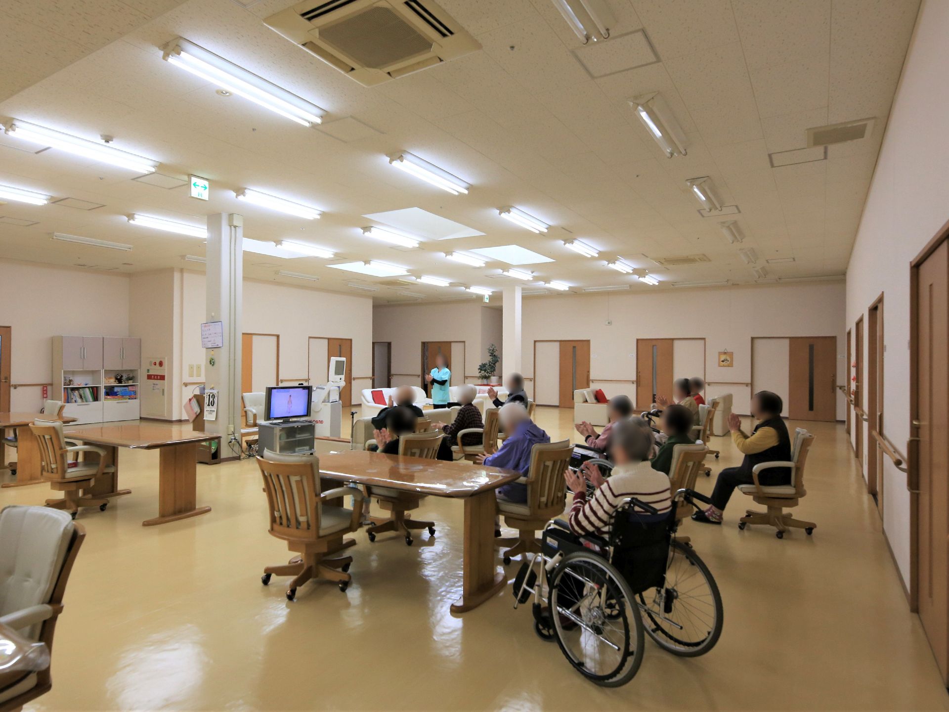 広い共有スペースで、椅子に座ったままでできるレクリエーションなどが行われている。参加して気分転換をすることができる。