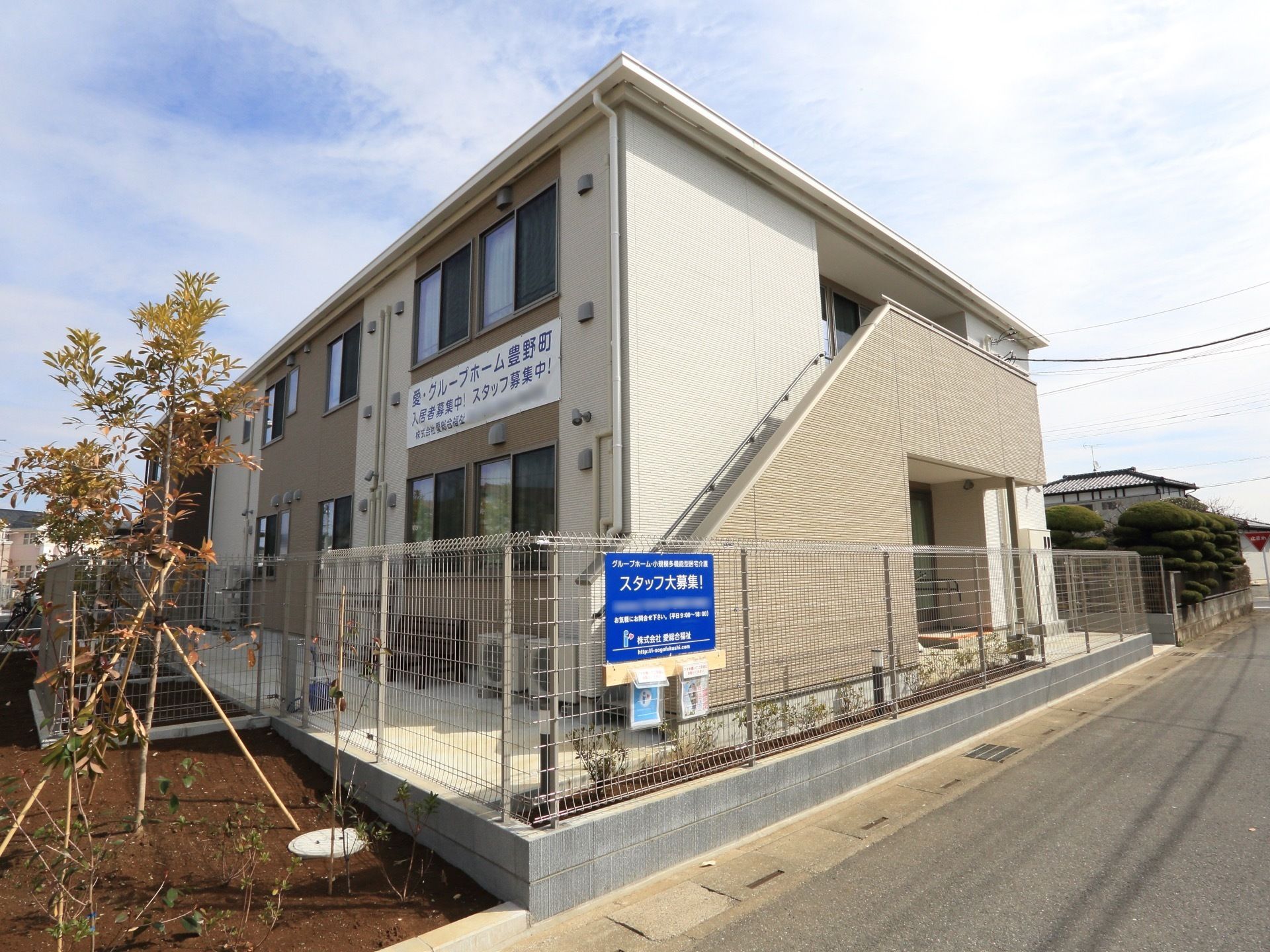 茶系の２色使いの建物である。外階段が設けてあり、道路に面している。太陽の光が当たり、落ち着いた雰囲気の建物である。