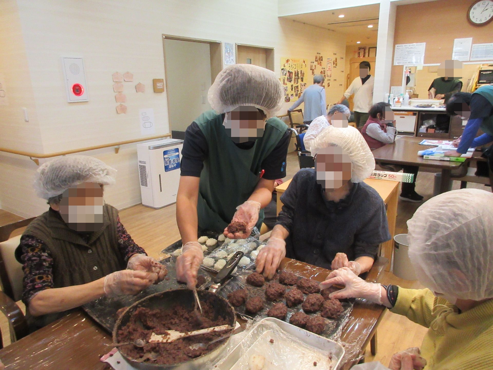 手作り料理を楽しむ居室