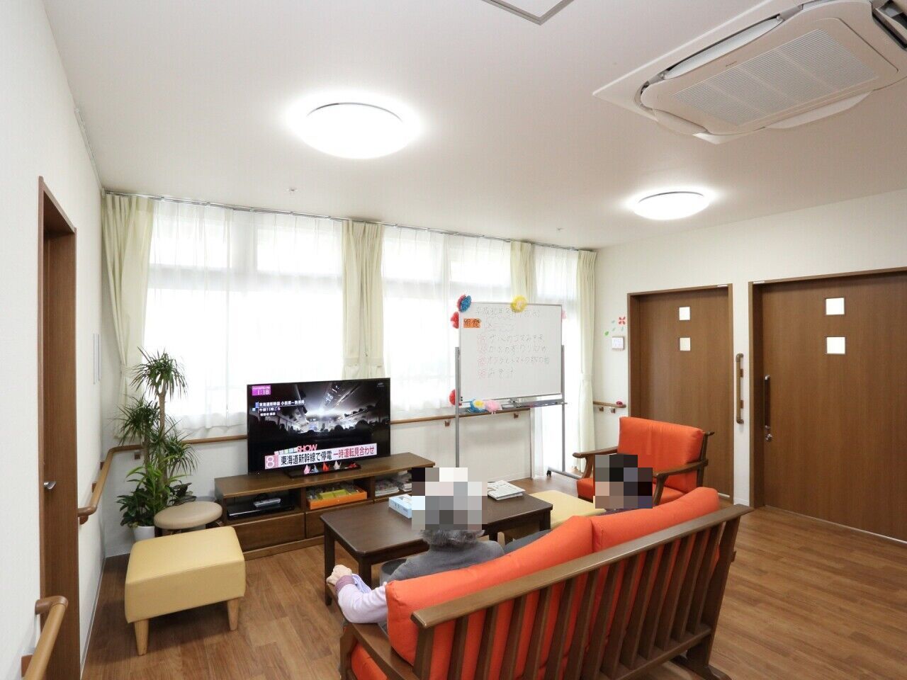 テレビの前には、ローテーブルとソファーが設置してある。入居者様が何名かでテレビを観ながら談笑することができる。