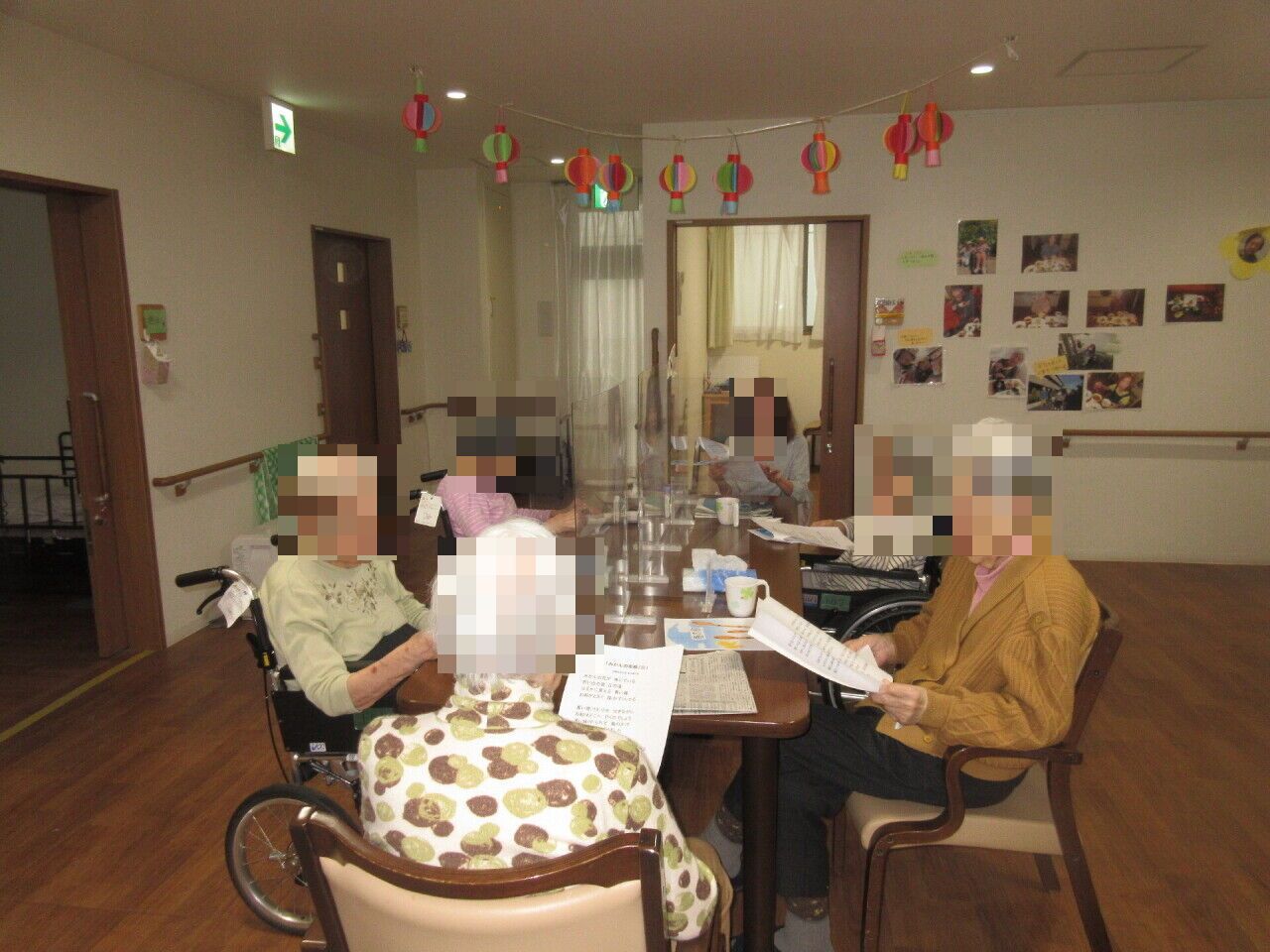 共有スペースでくつろぐ様子
