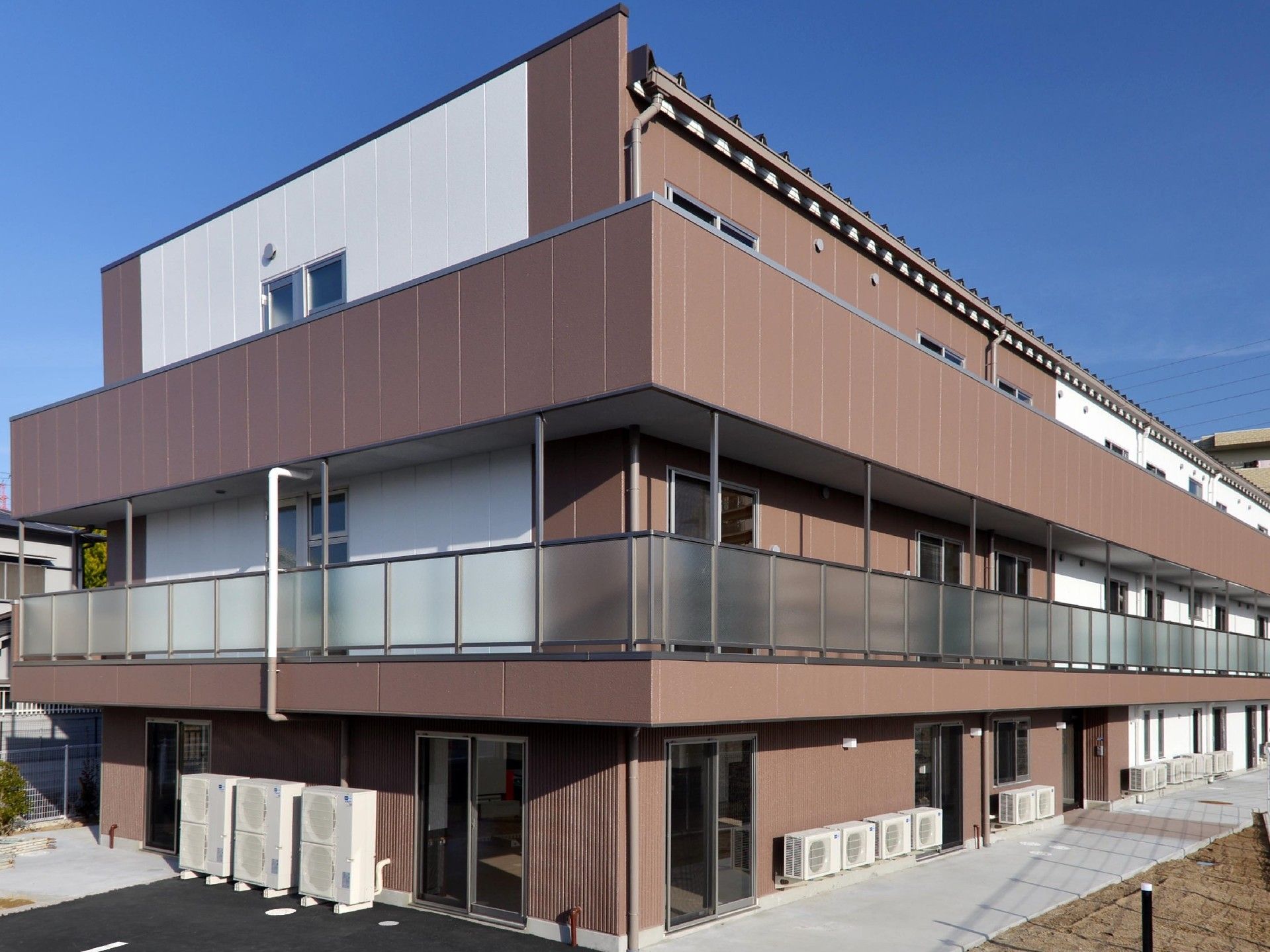 ３階建のモダンな建物である。居室にはバルコニーが完備されているので、洗濯物や布団を干すことができる。