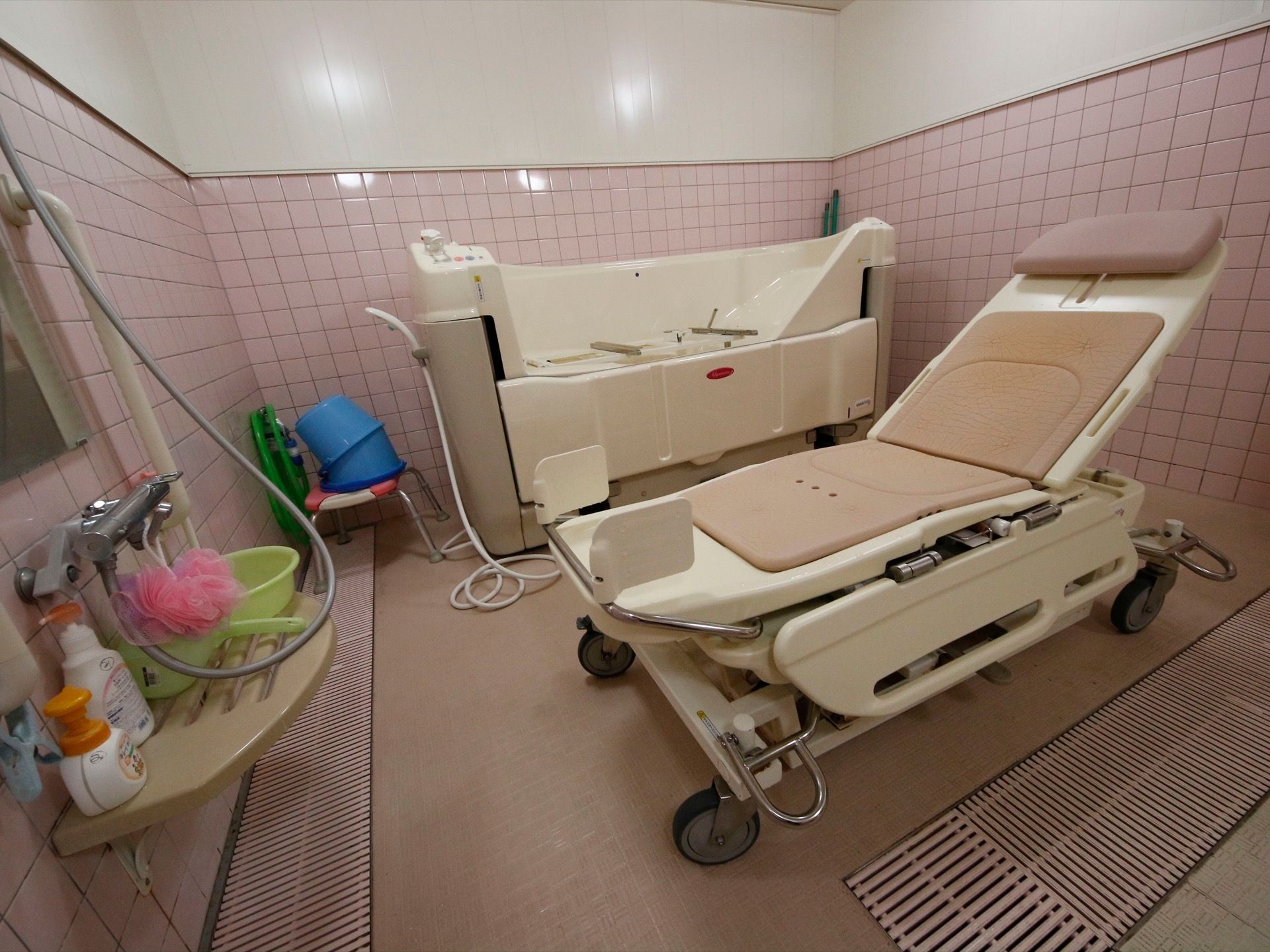 清潔感のある広い浴室である。スタッフの介助を受けながら、寝たままの姿勢でお湯に浸かることができる機械浴槽を設置している。