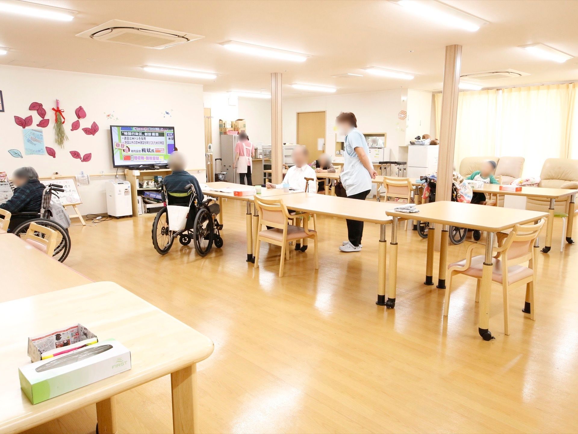 窓があり、光が差し込む広いスペースである。テーブルとひじ掛けの付いた椅子を設置している。ゆったり安全に座ることができ、くつろぐことができる。