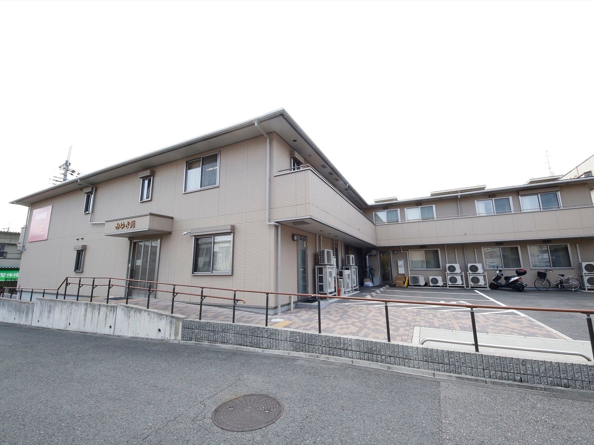 建物は２階建てで落ち着いた雰囲気がある。玄関の前には屋根が設置されており、雨の日も濡れることがなく安心である。