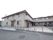 建物は２階建てで落ち着いた雰囲気がある。玄関の前には屋根が設置されており、雨の日も濡れることがなく安心である。