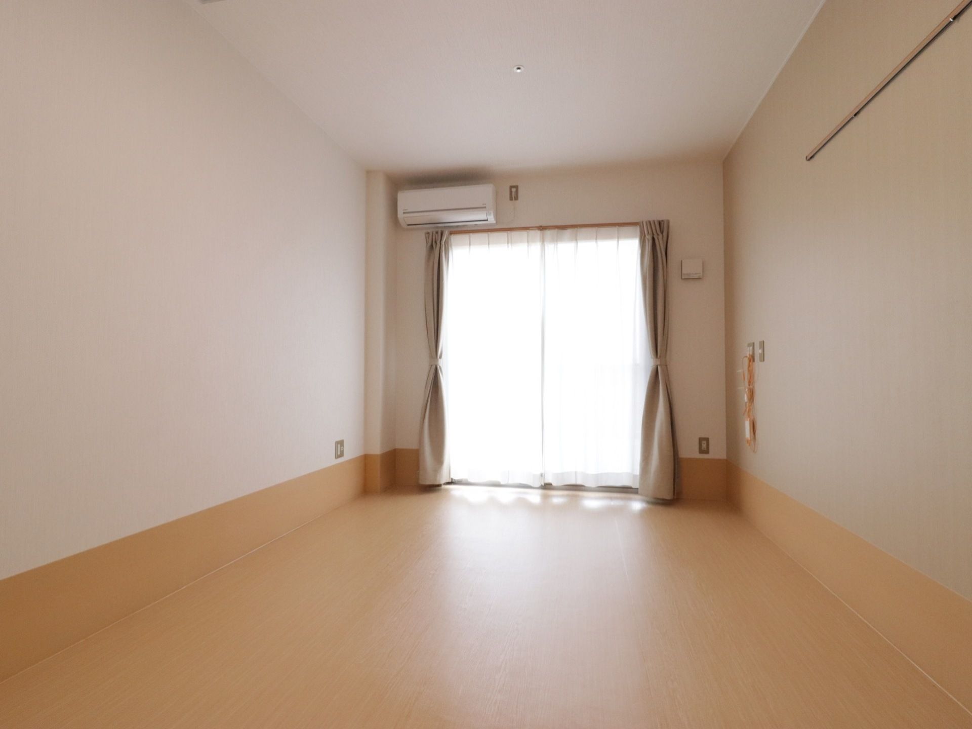 完全個室の居室はフローリング床を採用している。ベランダ窓が取り付けられている。エアコン、緊急ボタンが設置されている。
