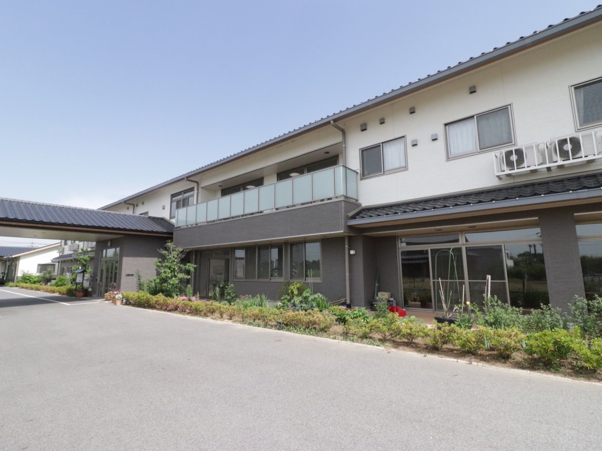 施設の外周に緑がたくさん植えてある。施設の中から見ることができる。建物は鉄筋造りで丈夫である。安心して暮らせる。