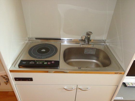 居室内には、小さなキッチンが完備されている。火の後始末の心配がないIH調理器が備わっているので、安心して使用できる。