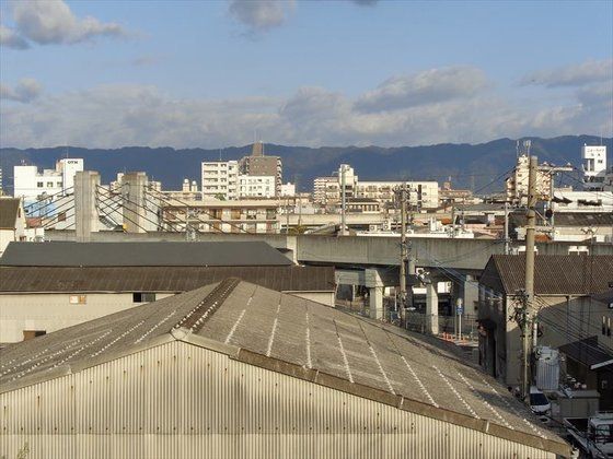 周辺は住宅や工場が立ち並び、住宅地の中に施設は建っている。また遠くには山々がそびえ立ち、外の景色が楽しめる。