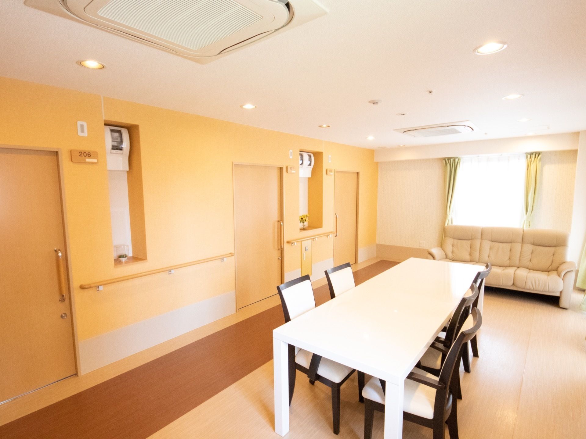 各居室は木製のスライド式のドアとなっており、入り口横にある棚にはそれぞれ可愛らしい花が飾られている。