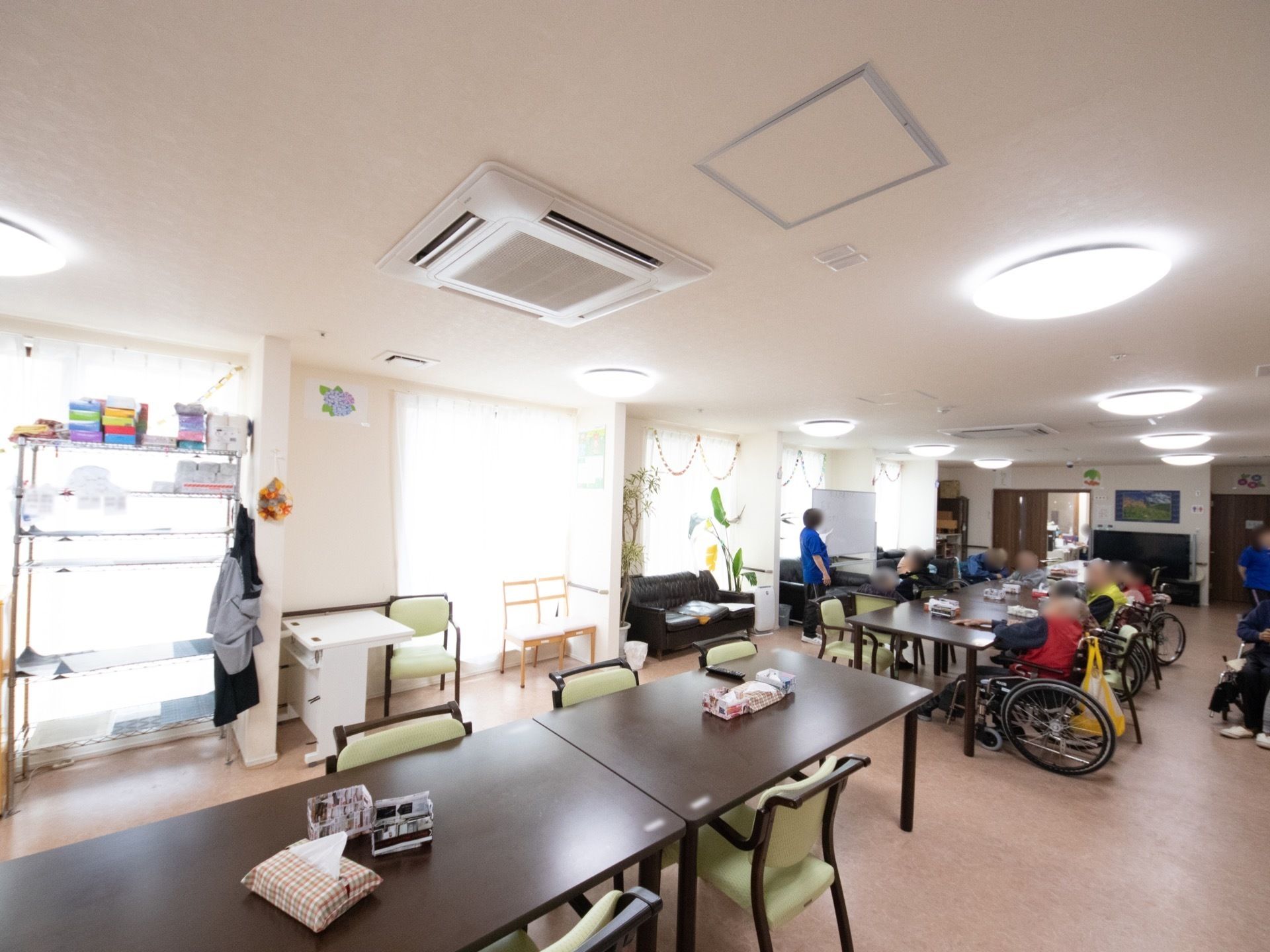 日替わりでスタッフがイベントを企画して、楽しく過ごすことができる。食事はもちろん、いつでも集まりたくなるリビングは明るい雰囲気になっている。