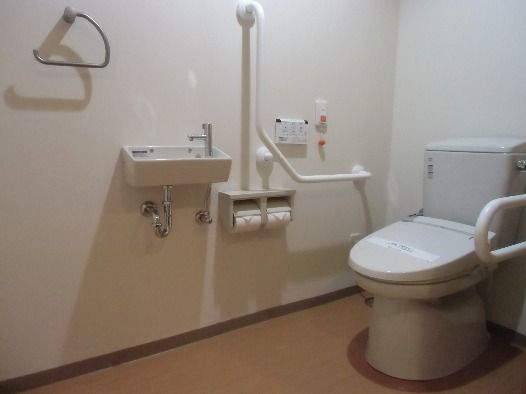 トイレには温水洗浄便座器が完備されている。手洗い場や手すりが設置されており、安全で快適に用をたすことができる。