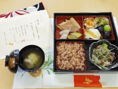 施設では、行事イベントや記念日には行事食を用意している。美味しい特別な食事は、入居者様にご好評いただいている。