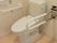 両側に手すりのついたトイレは、車椅子でも利用しやすいよう片側はバーが持ち上がる仕様になっている。緊急通報アラームが付いている。