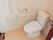 両側手すり付きのトイレは、片側の手すりは持ち上がるバーになっているので、必要に応じて上げ下げして使える。