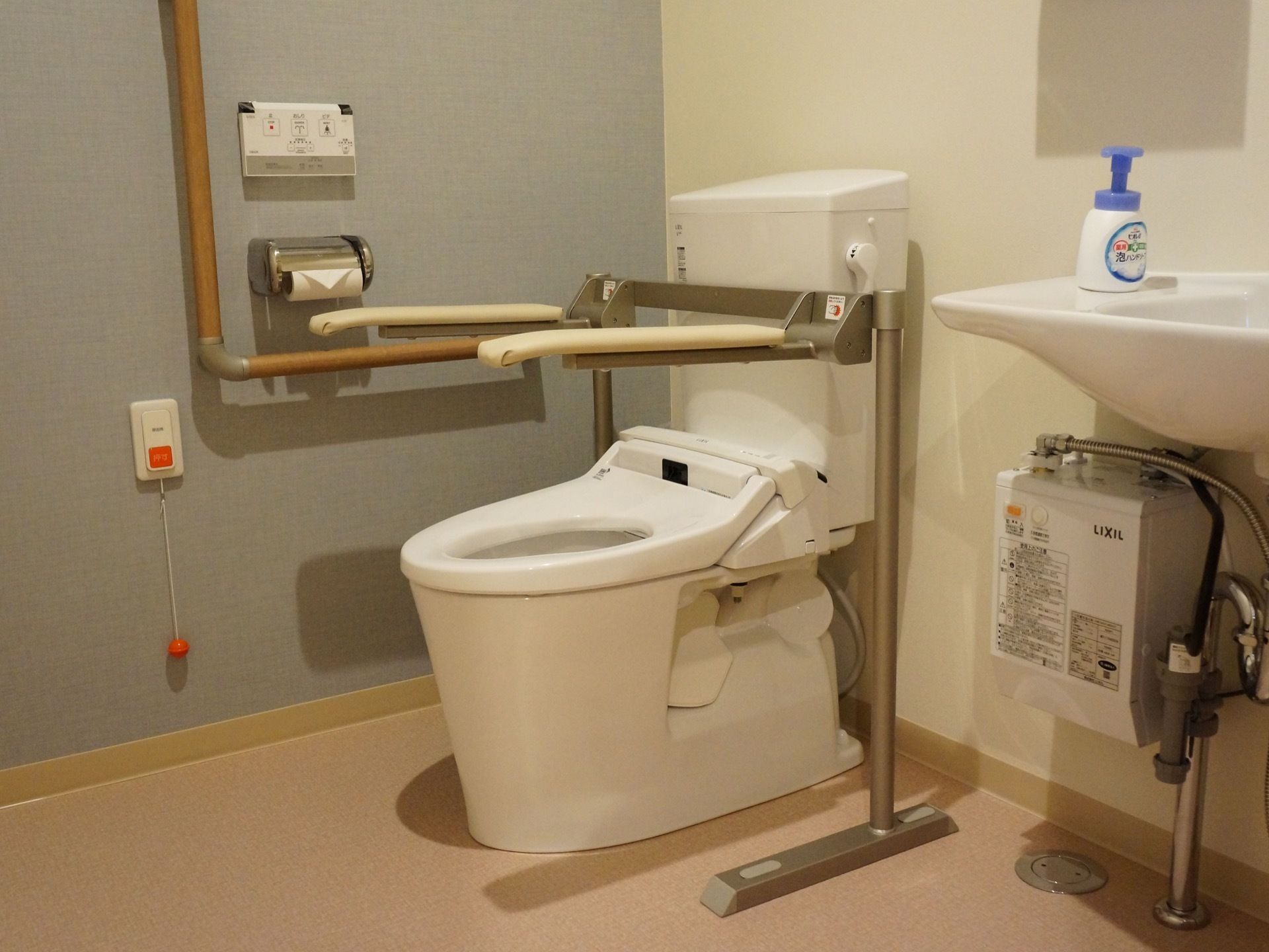 トイレの床はクッションフロアシート貼りになっており、水分が床に付着しても容易に拭き取ることが可能である。