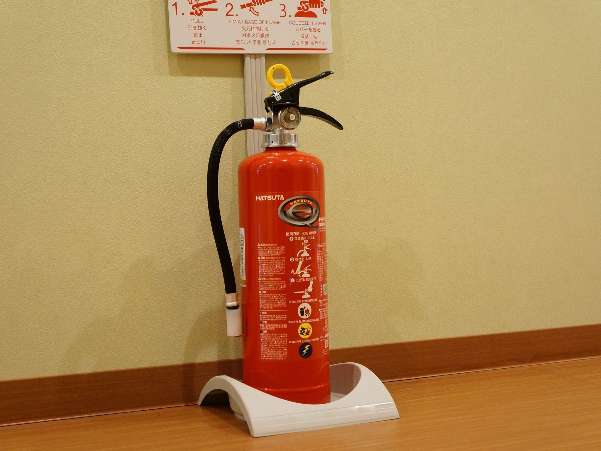 共用廊下の途中には蓄圧式の粉末消火器が設置されており、施設内で万が一の火災の際には、速やかな消火活動が可能である。