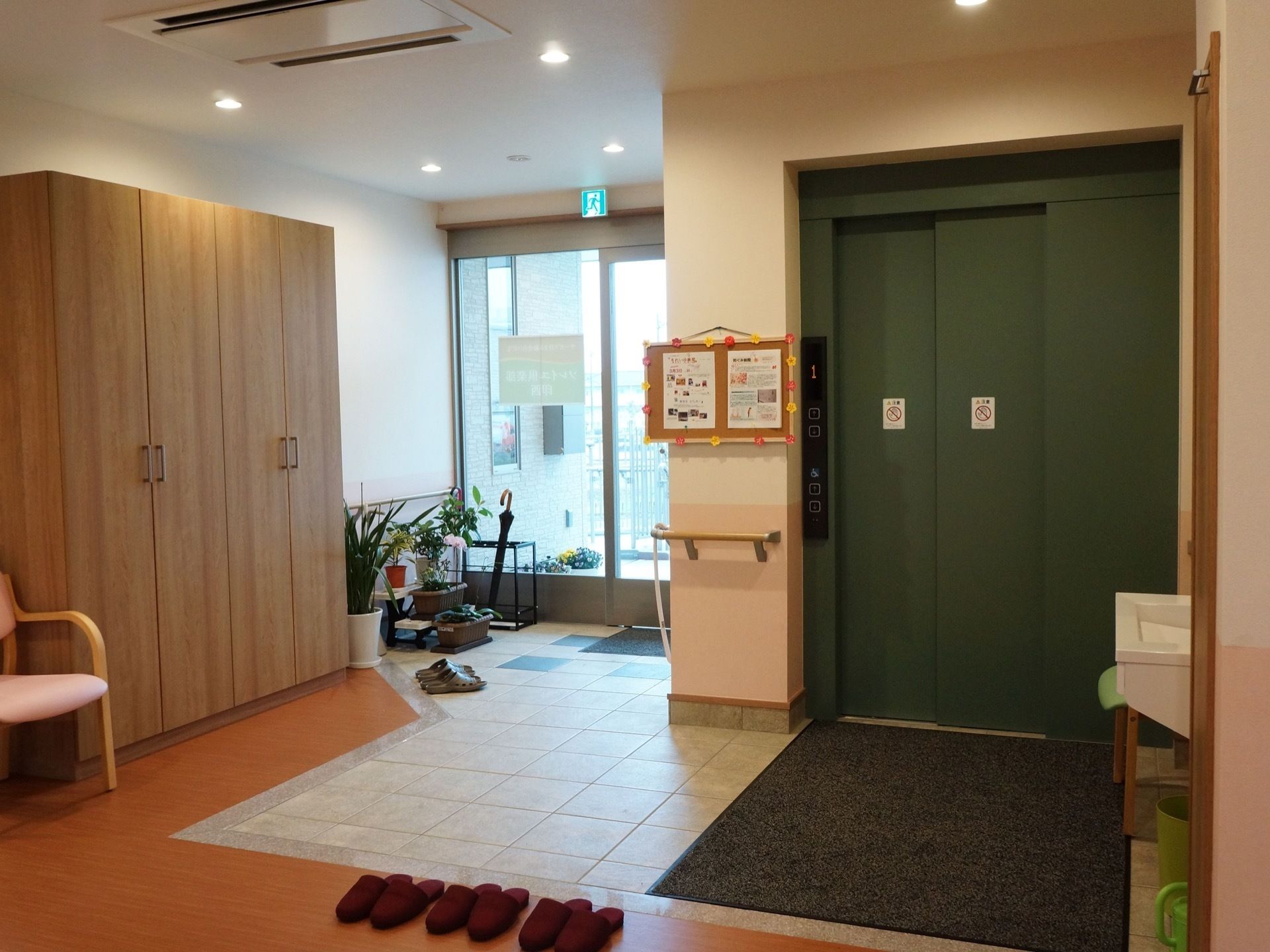 玄関横にはエレベーターがある。床段差のないバリアフリーになっている。来訪者様用のスリッパが複数用意されている。