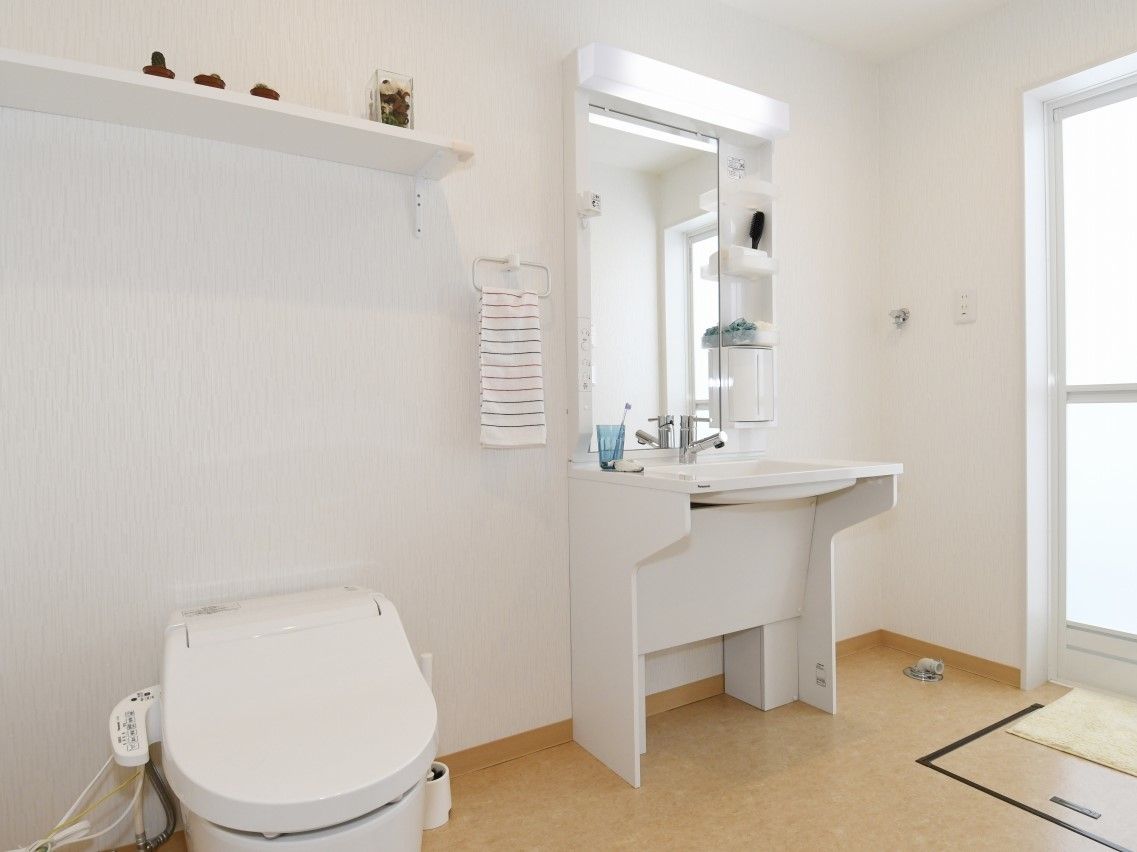 温水洗浄便座のトイレを設置しており、快適に利用することができる。すぐ隣に洗面台があり、レバー式の水栓になっている。