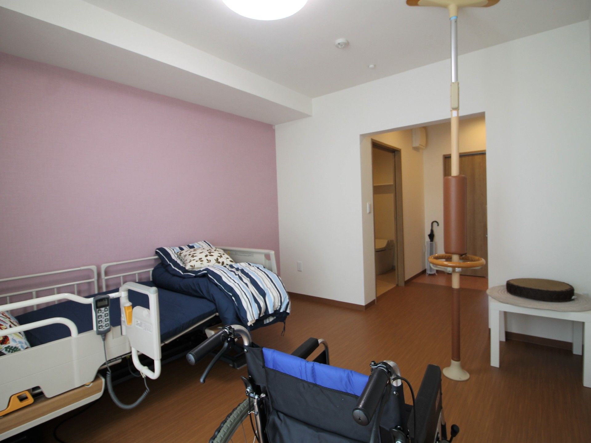 居室は清潔感があり、広々としたスペースが確保されている。トイレの扉はスライド式で、安全に開閉することができる。