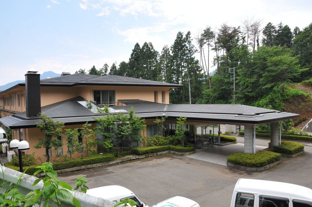 自然に囲まれた施設外観