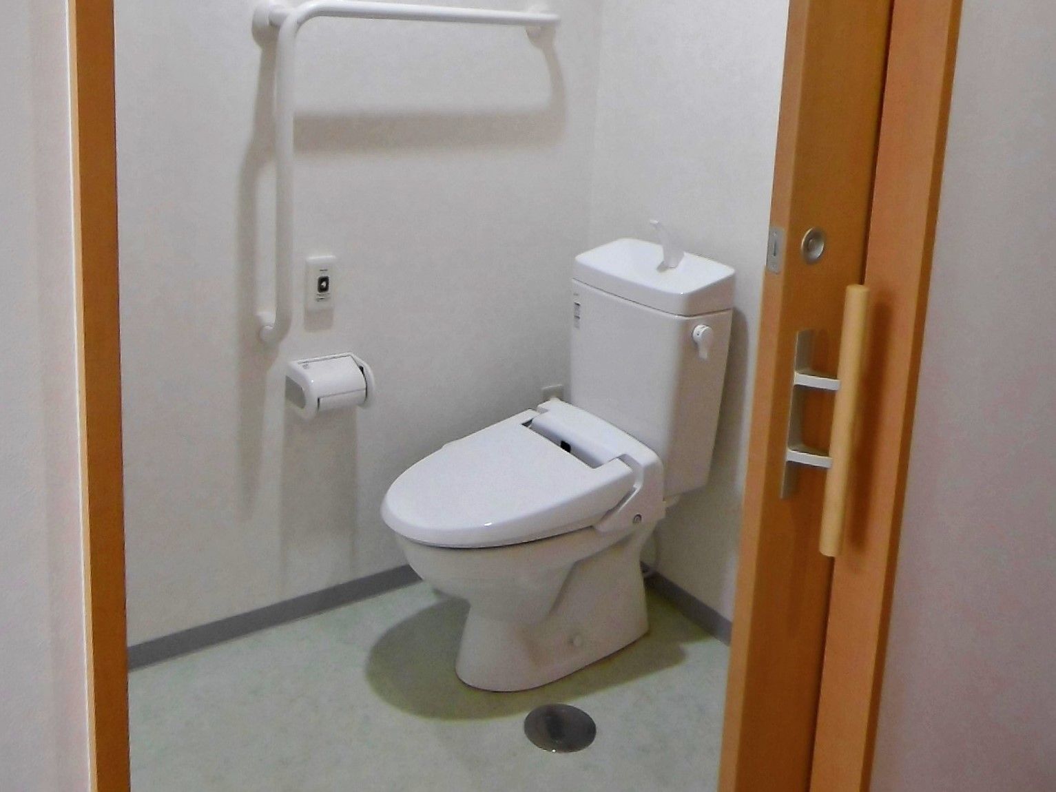 トイレの入り口はスライド式で開けやすく、またトイレ内はスペースを充分に取り広々として快適。立ち座りが楽なように手すりも完備。