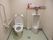 トイレには冬でもあたたかい温水洗浄便座と、その脇に男性用便器が備わっている。壁には手すりとナースコールが設置されている。