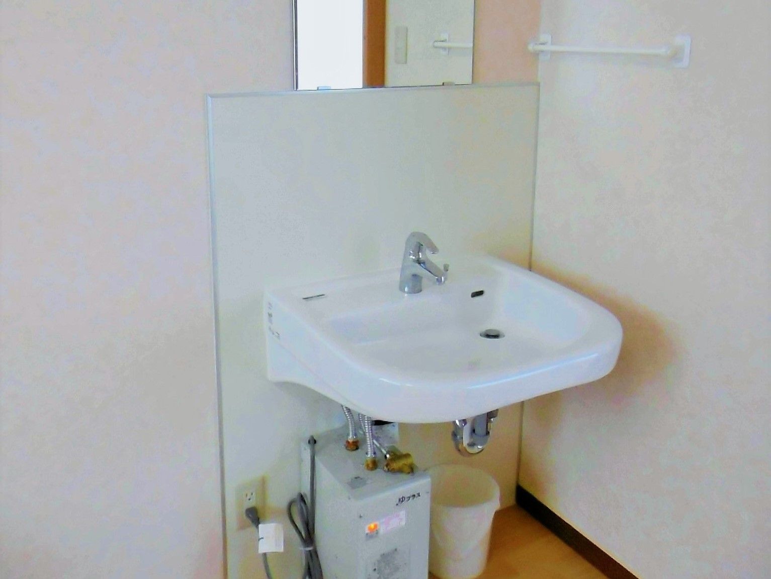 明るさが十分のお部屋である。鏡や洗面台の高さも適切でゴミ箱まで準備され、手すりなどの安全対策も配慮されている。
