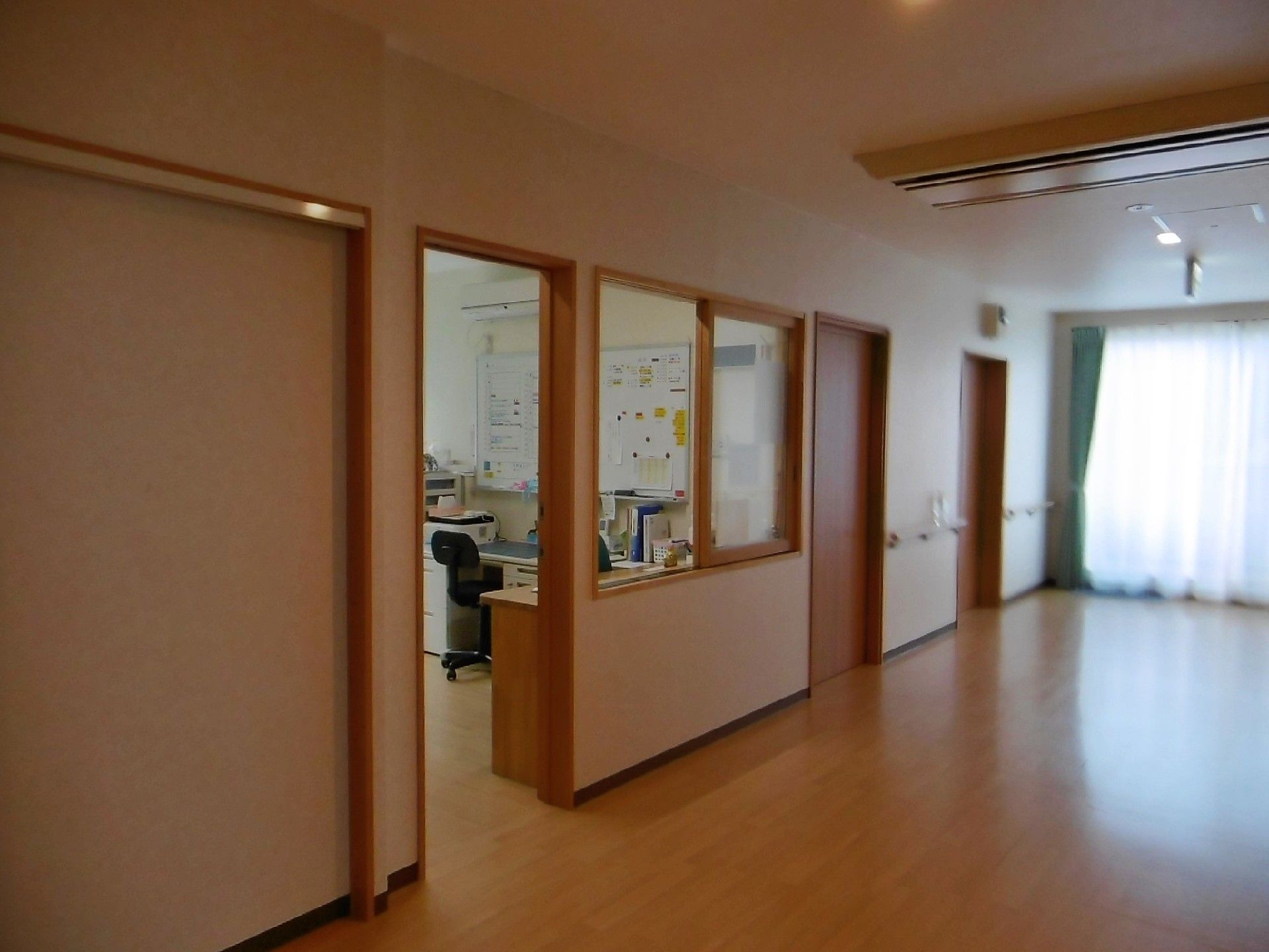 ドアが並ぶ広々とした廊下の途中にある、スタッフの部屋