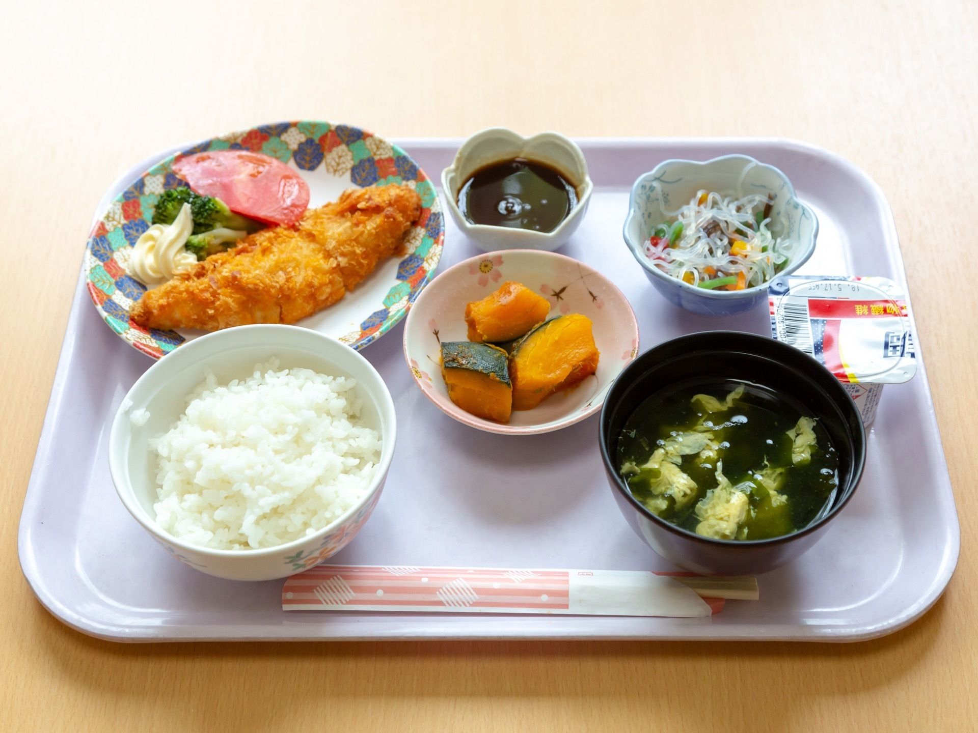 彩りがよくバランスのとれた食事が用意されている。一口サイズにカットされており、栄養バランスと品数、健康を考慮した献立である。