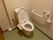 トイレには温水洗浄便座が設置されている。壁には手すりが付いていて、足腰に不安のある方も安心して利用できる。